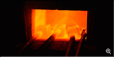 Die Stahlpakete werden im Schmiedefeuer erhitzt